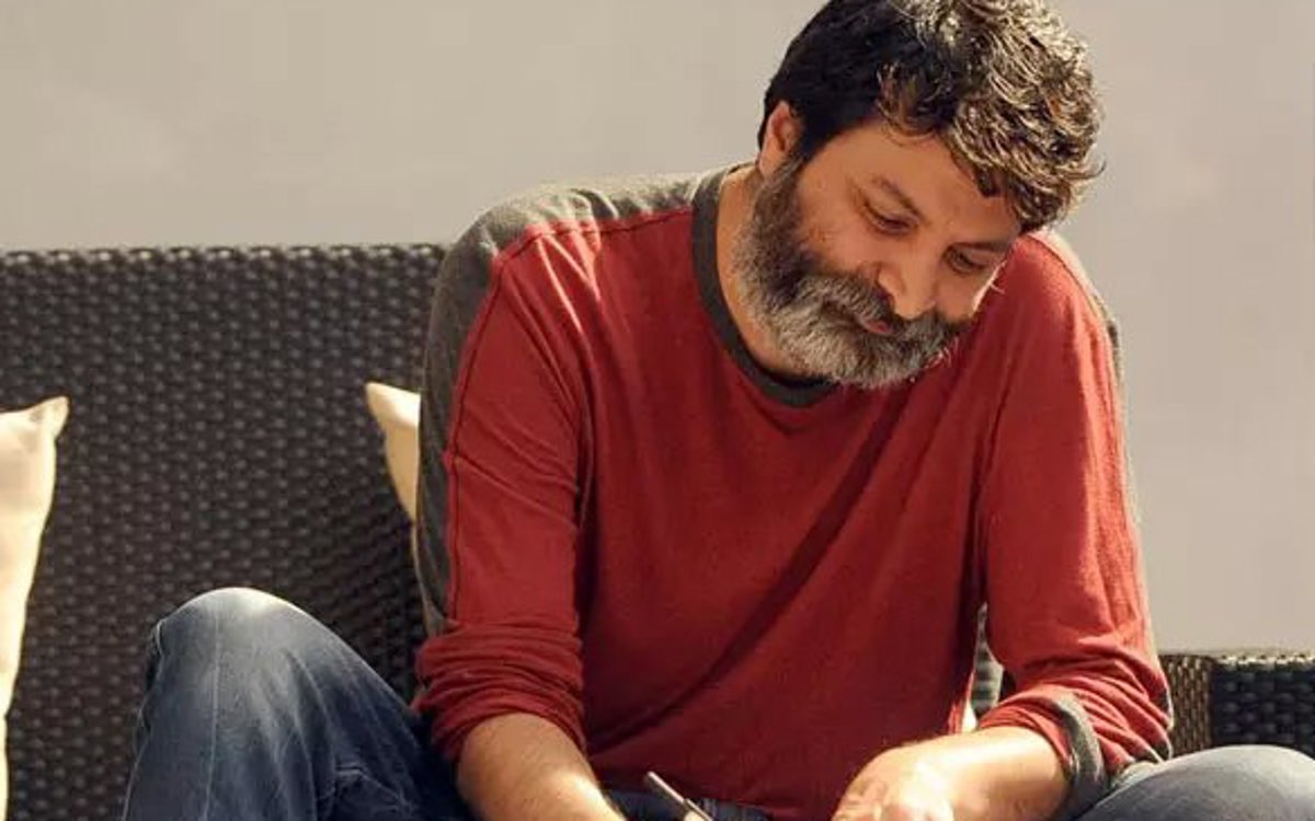 విక్టరీ వెంకటేష్ 'ఆదర్శ కుటుంబం' కడుపుబ్బా నవ్వించే హాస్యాన్ని అందిస్తుందని హామీ ఇస్తుంది.