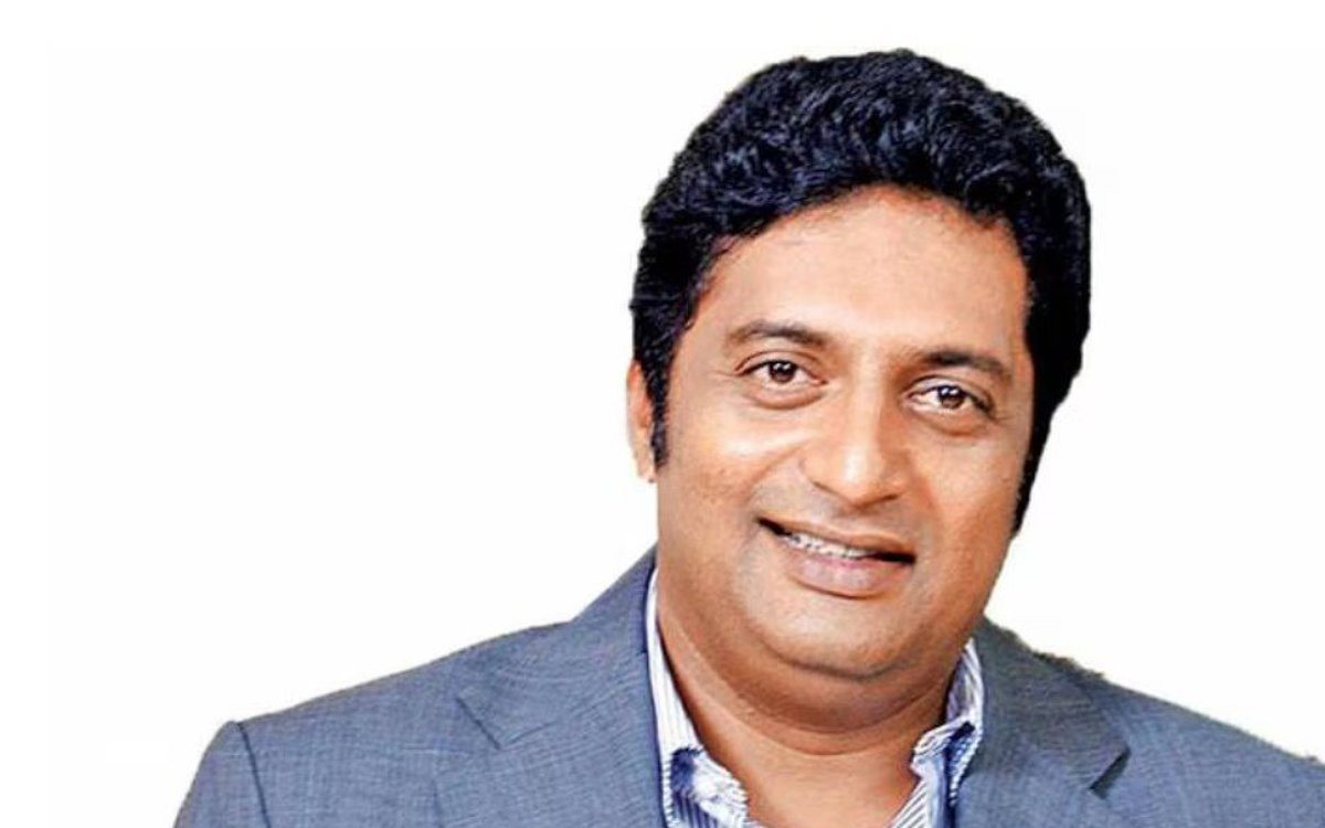 దురందర్ ది రివెంజ్ సినిమాను ప్రశంసించిన టాలీవుడ్ స్టార్లను విమర్శించినందుకు ప్రకాష్ రాజ్ పై విమర్శలు వెల్లువెత్తాయి.