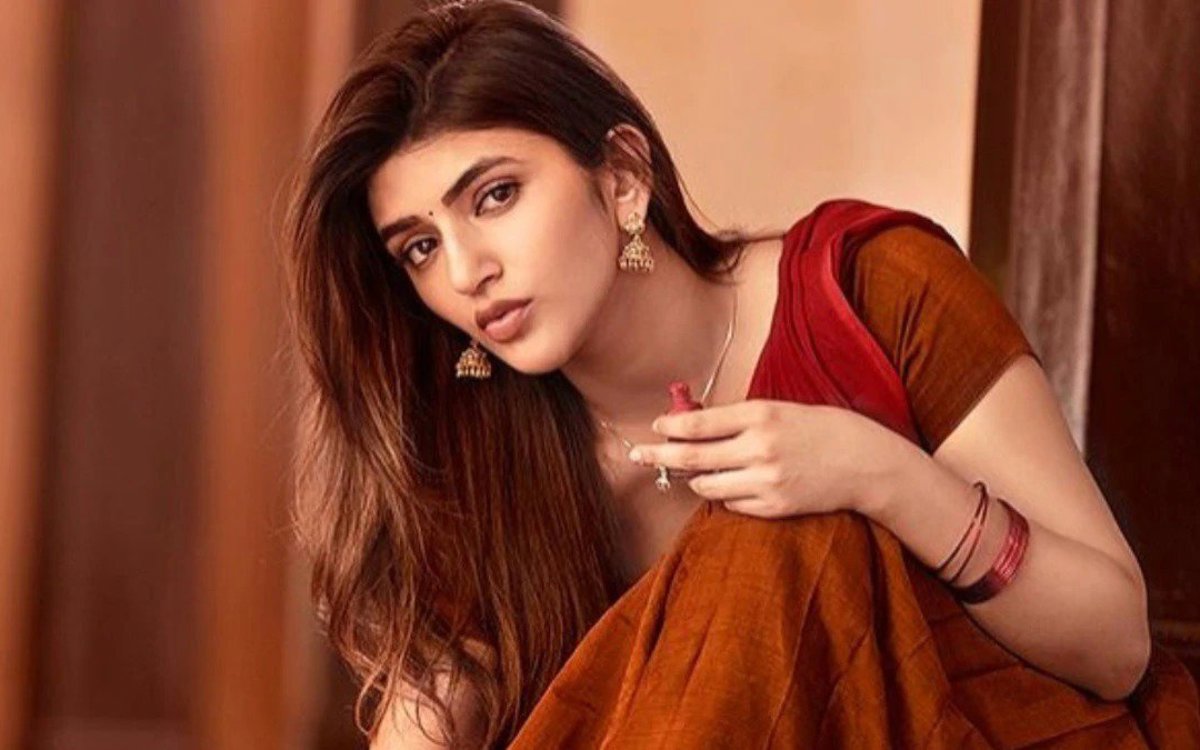 శ్రీలీల తెరపై మరియు తెర వెనుక ప్రకాశిస్తోంది: వైద్యం మరియు స్టార్డమ్లను సమతుల్యం చేసుకుంటూ