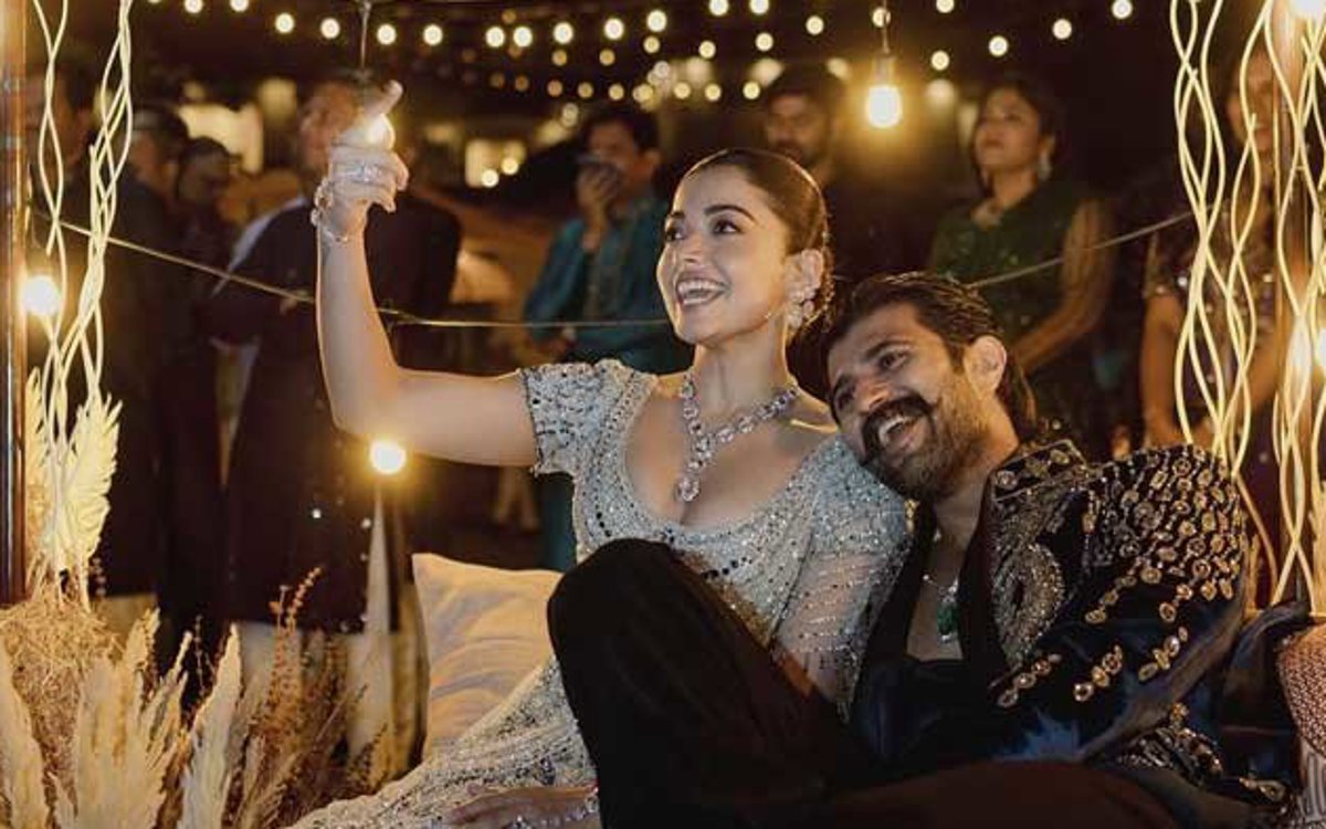 విజయ్ దేవరకొండతో వివాహం జరిగి నెల రోజులు పూర్తయిన సందర్భంగా రష్మిక మందన్న సంబరాలు