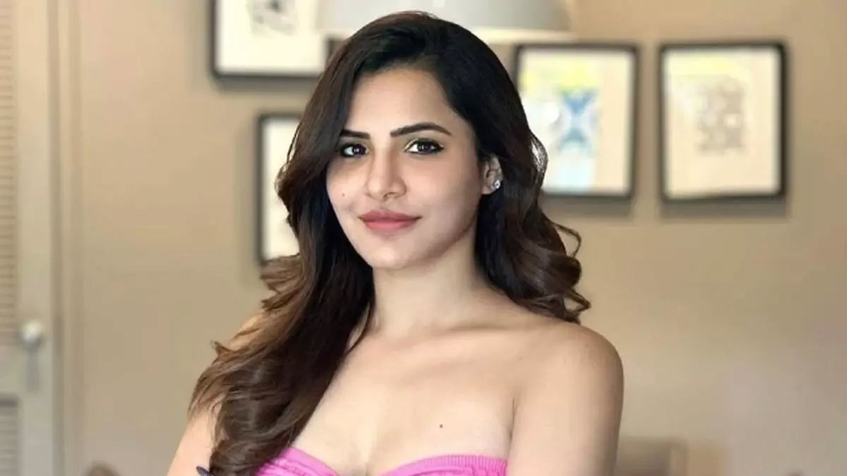 Ashu Reddy Faces ₹9.35 Crore Scam Allegations, High Court Steps In - Full Shocking Story !