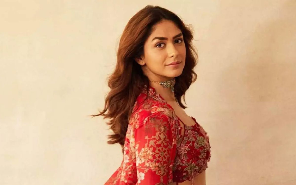 అడివి శేష్ 'డెకాయిట్'లో థ్రిల్లింగ్ స్టంట్స్తో మెరిసిన మృణాల్ ఠాకూర్