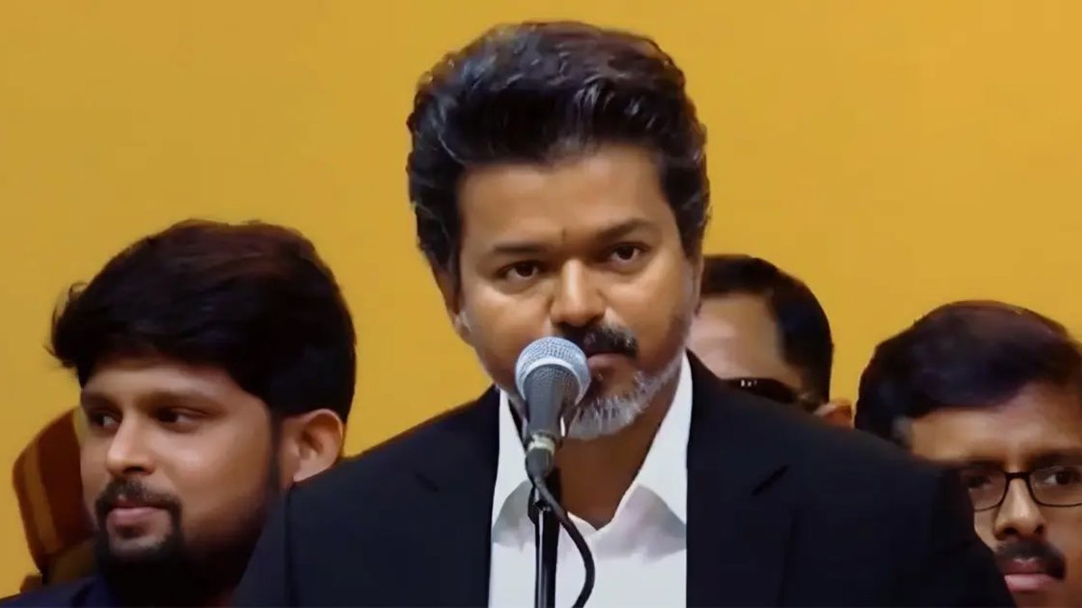 తమిళనాడు సీఎంగా ప్రమాణ స్వీకారం చేసిన దళపతి విజయ్, రాజకీయ మార్పుకు నాంది