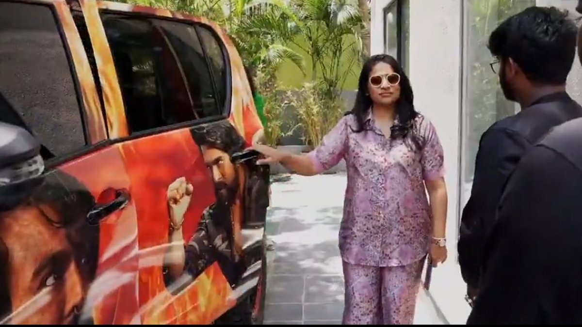 రామ్ చరణ్ ‘పెద్ది’ సందడి: యూఎస్ఏ బుకింగ్స్ ప్రారంభం, వినూత్న కార్ ప్రోమో ఆవిష్కరణ