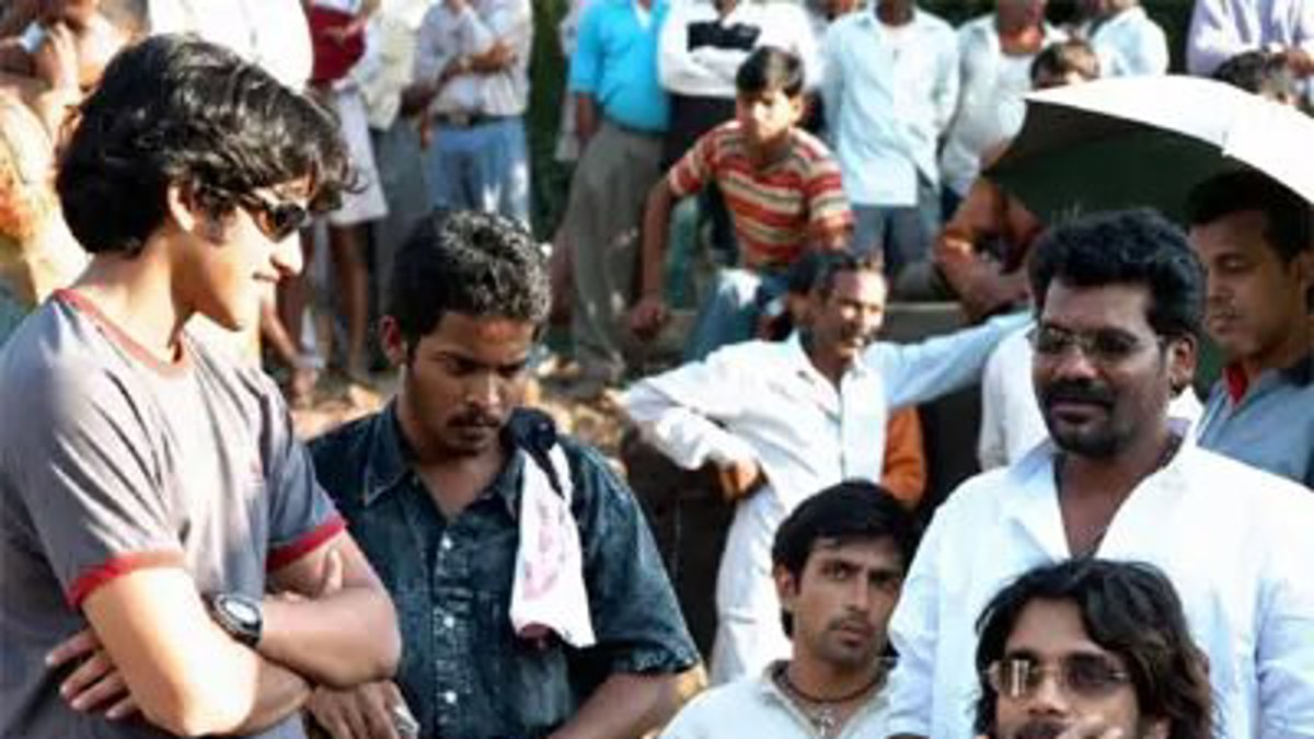 'సూపర్' సెట్స్ నుండి నాగార్జున & నాగ చైతన్యల అరుదైన త్రోబ్యాక్ పిక్ అభిమానులను ఆకట్టుకుంటోంది
