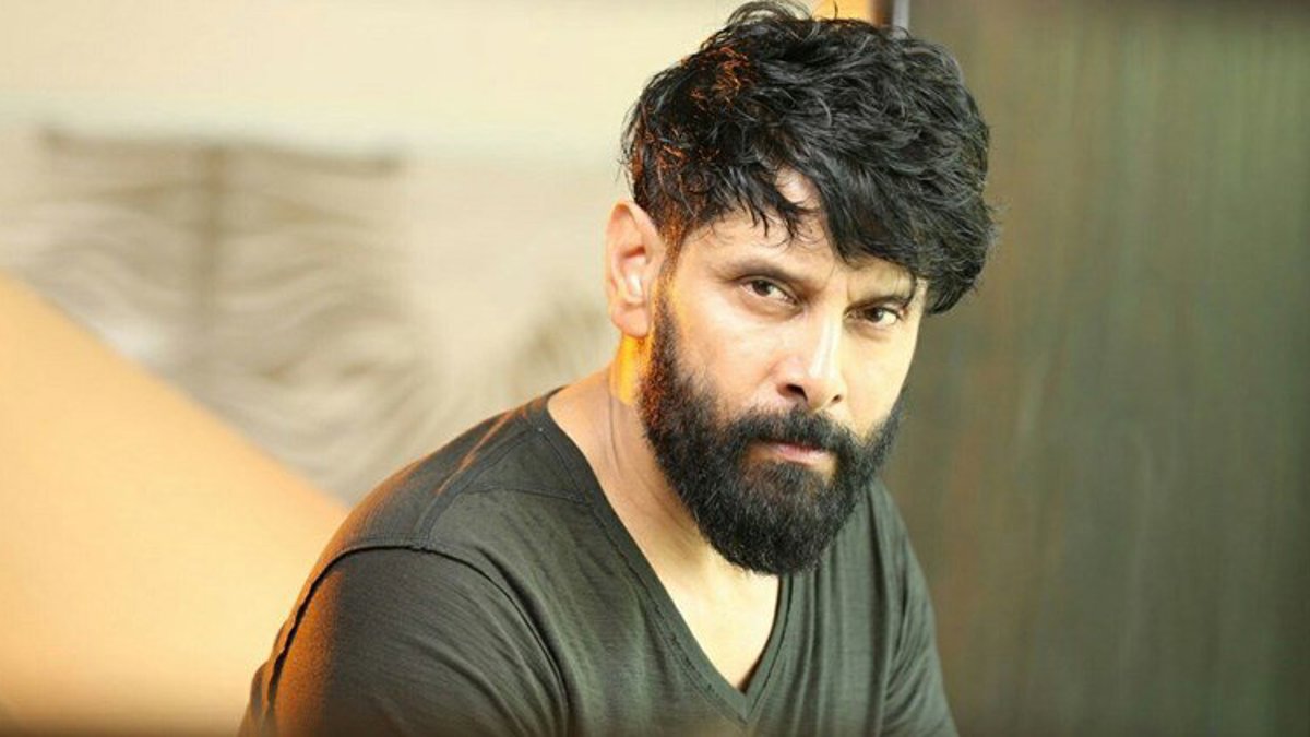 బ్లాస్ట్ డైరెక్టర్ సుభాష్ కె రాజ్తో చర్చలు జరుపుతున్న చియాన్ విక్రమ్