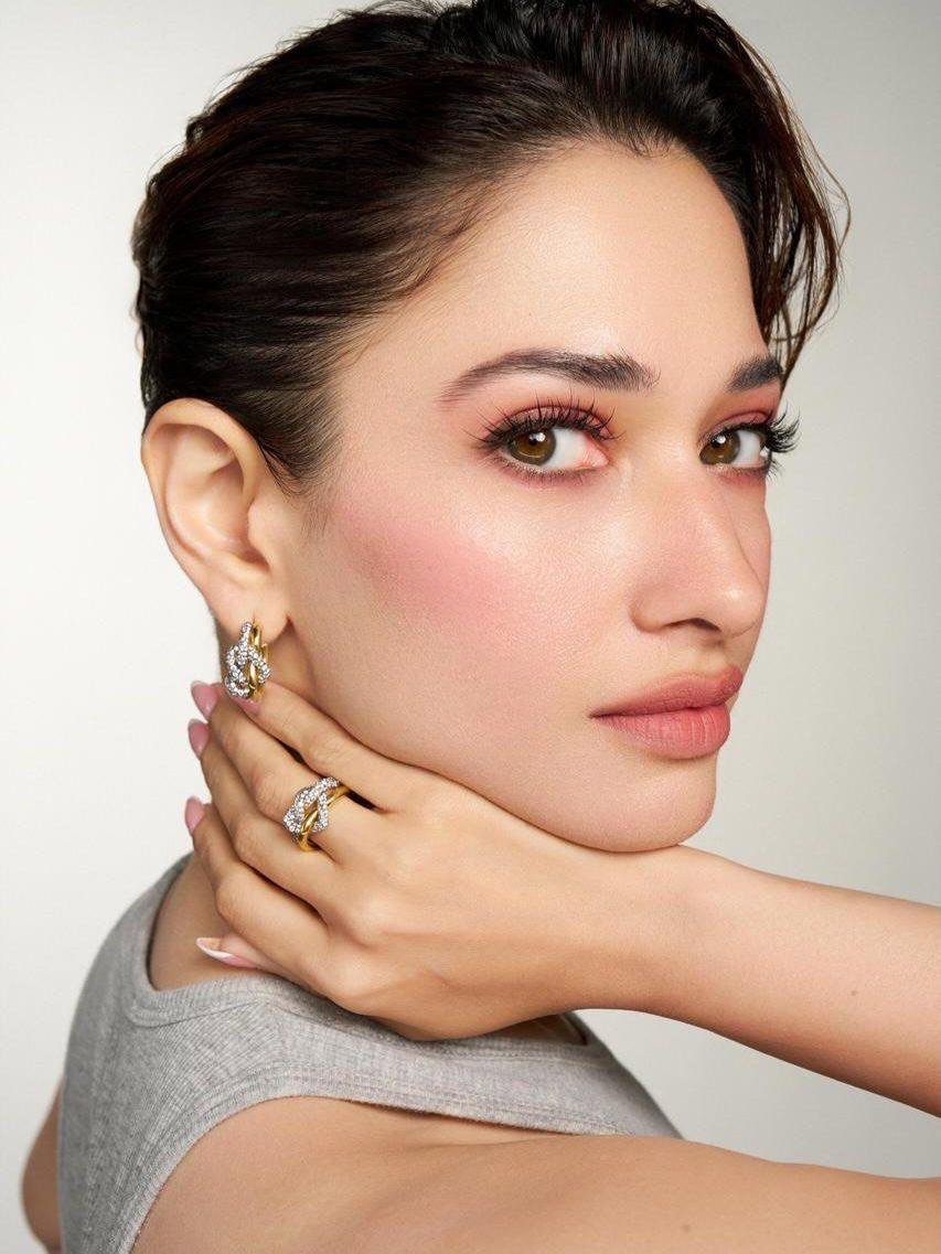 Tamannaah posing with The Heart Knot - 3