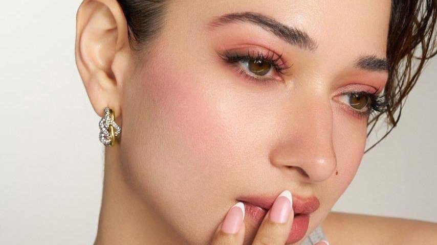 తమన్నా ది హార్ట్ నాట్ తో పోజు ఇస్తుంది - 2
