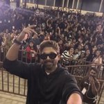 2000 మంది అభిమానులతో అదిరిపోయే సెల్ఫీ దిగిన అల్లు అర్జున్, నెగిటివిటీపై సందేశం
