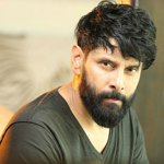 బ్లాస్ట్ డైరెక్టర్ సుభాష్ కె రాజ్‌తో చర్చలు జరుపుతున్న చియాన్ విక్రమ్